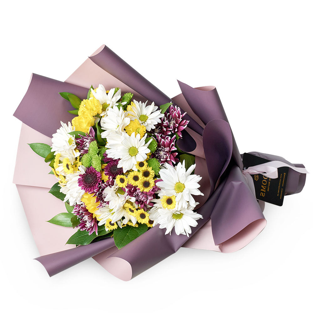 Mixed Daisy Wrap Bouquet – how the gift is presented