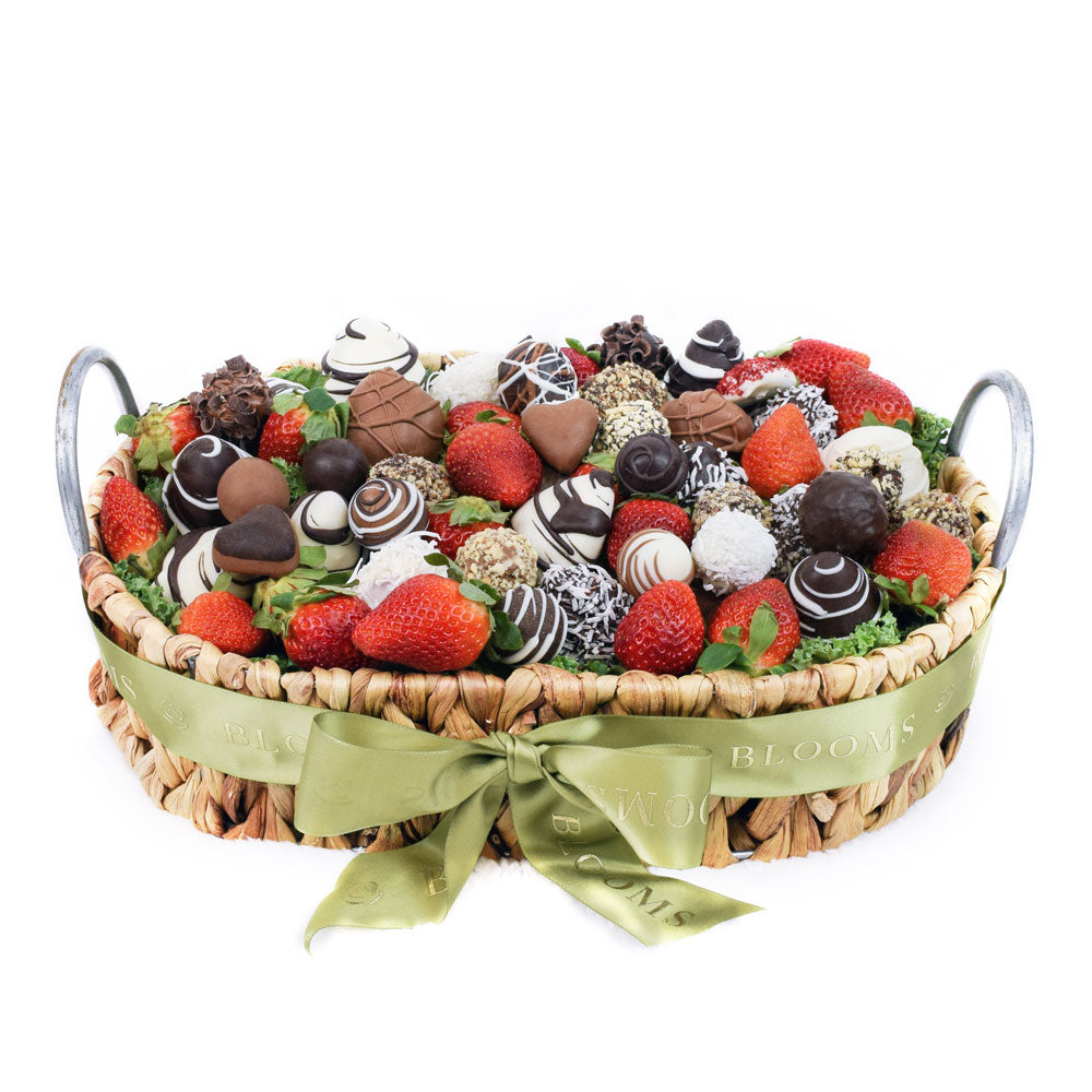 Artisan Chocolate Dipped Strawberry Basket – how the gift is presented