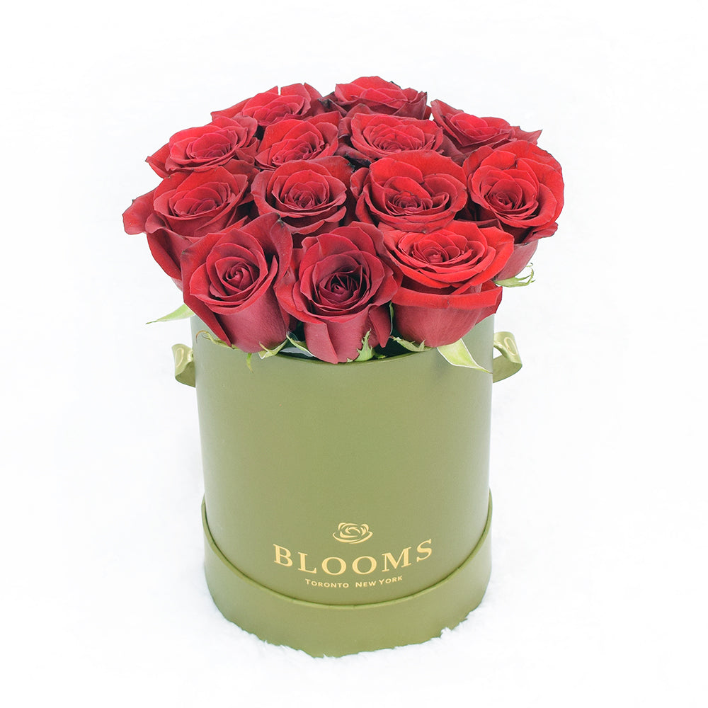 Elegant Gourmet Red Roses Gift in Tall Green Hat Box – how the gift is presented
