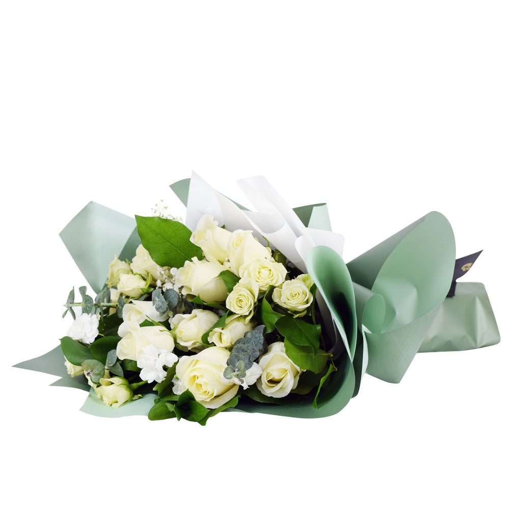 Mini Carnation and Rose Bouquet – how the gift is presented