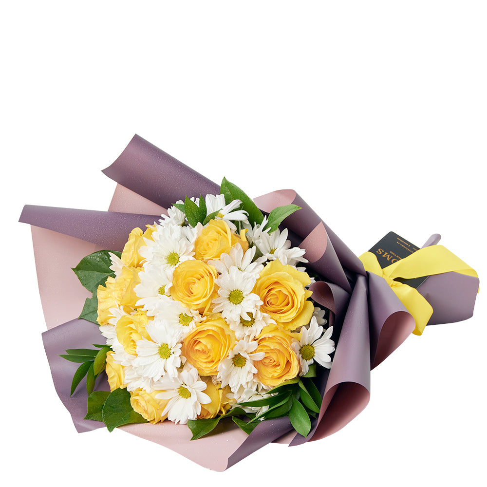 Floral Wrap with Yellow Roses – how the gift is presented