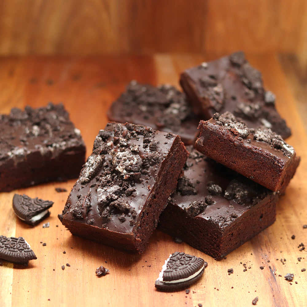Fudgy Chocolate Chunk Brownies Topped with Crunchy Oreos Gift Box, Vancouver – how the gift is presented