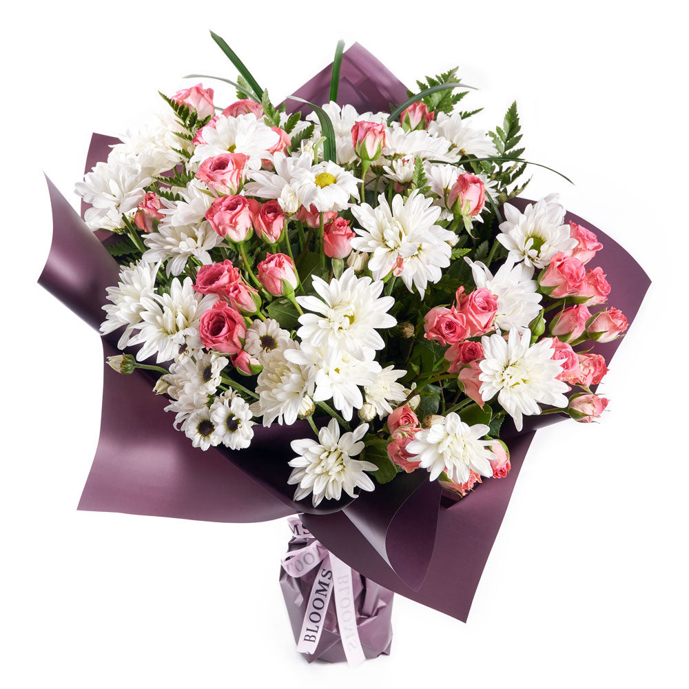 Daisy and Spray Rose Bouquet – how the gift is presented