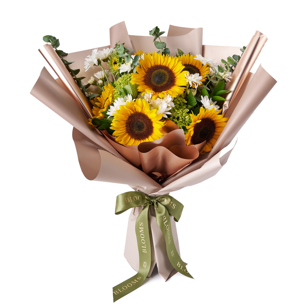Sunflowers and Daisies Bouquet – how the gift is presented