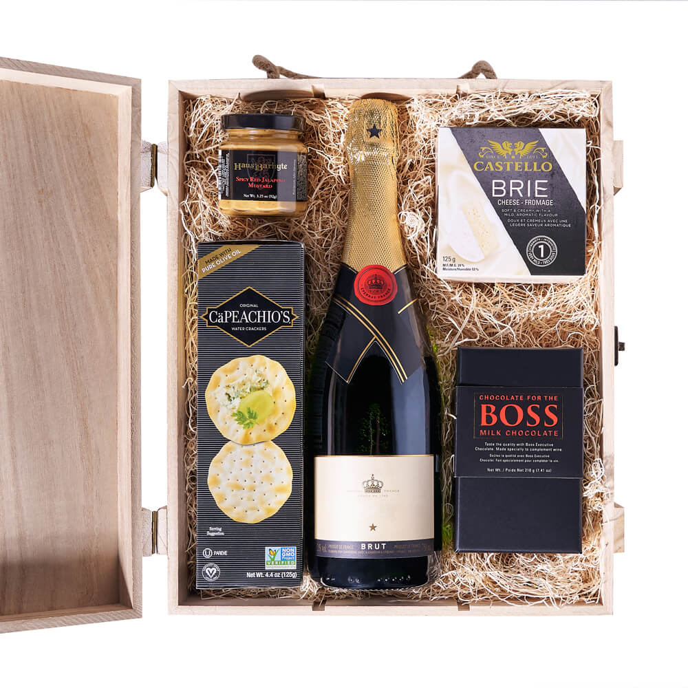 Sparkling Wine and Cheese Wooden Box – how the gift is presented